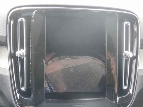 Used 2025 Volvo XC40 B5 Core image 27