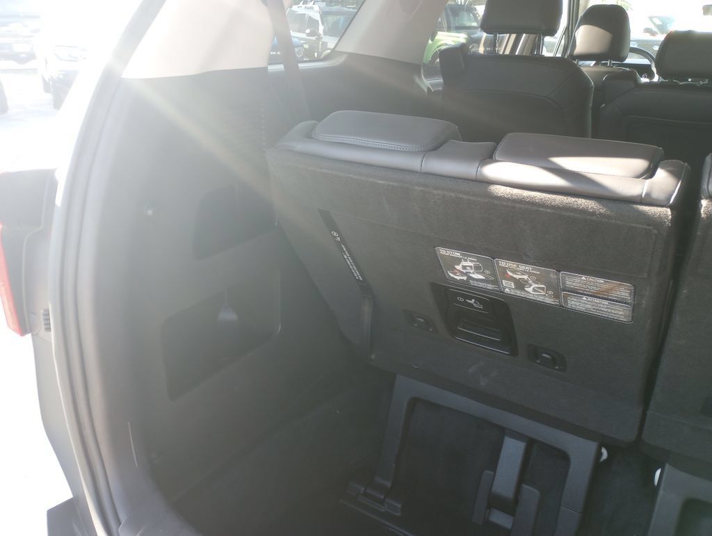 Used 2025 Kia Carnival FWD image 14