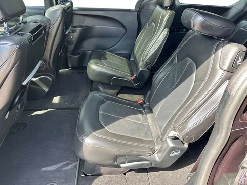 Used 2019 Chrysler Pacifica Touring-L Plus w/ S Appearance Package FWD image 11
