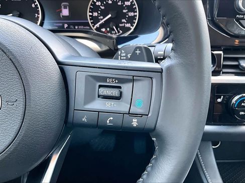 Used 2025 Nissan Pathfinder SV FWD image 23