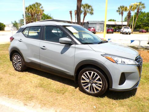Used 2022 Nissan Kicks SV FWD image 3