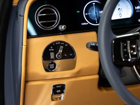 Certified 2025 Rolls-Royce Cullinan AWD/4WD image 39
