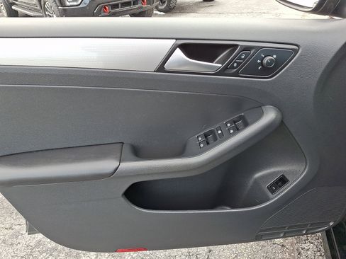 Used 2016 Volkswagen Jetta SE image 12