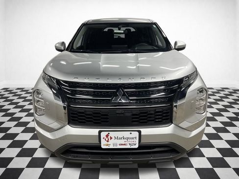 Used 2024 Mitsubishi Outlander ES image 3