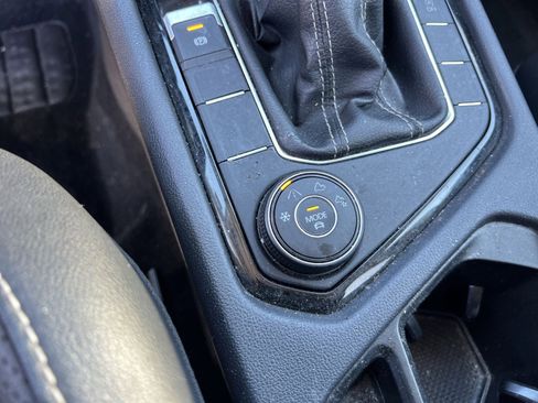 Used 2022 Volkswagen Taos SEL image 32