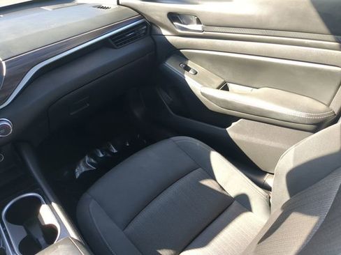 Used 2024 Nissan Altima 2.5 SV image 18