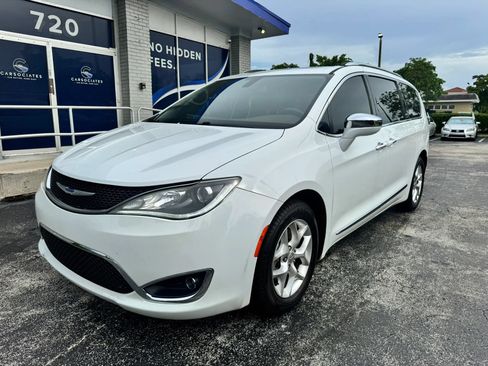Used 2020 Chrysler Pacifica Limited FWD image 1