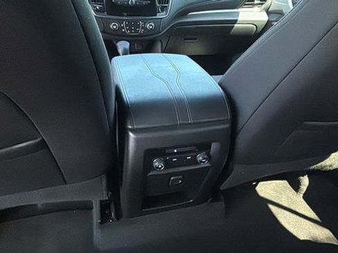 Used 2023 Chevrolet Traverse LT FWD image 21