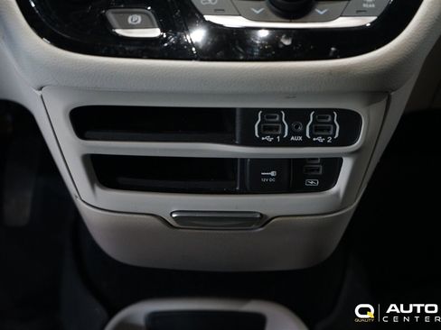 Used 2022 Chrysler Pacifica Touring-L image 19