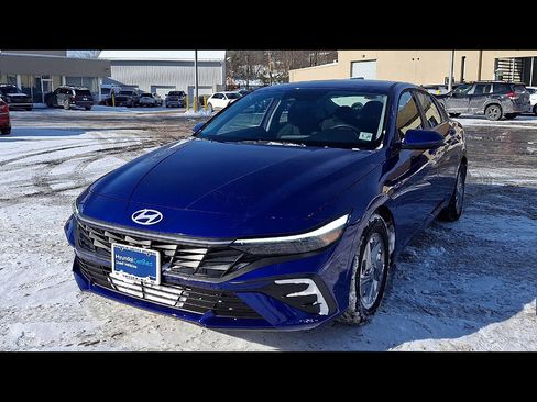 Certified 2025 Hyundai Elantra SE image 4