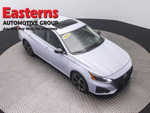 Used 2025 Nissan Altima 2.5 SR w/ SR Premium Package FWD image 3
