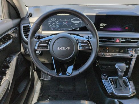 Used 2024 Kia Seltos EX FWD image 19