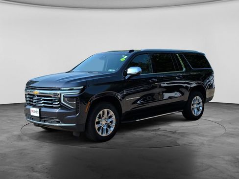 Used 2025 Chevrolet Suburban Premier AWD/4WD image 3