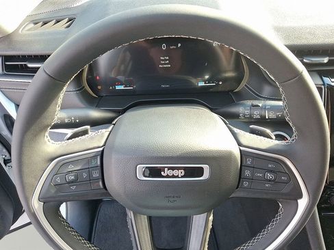 Used 2023 Jeep Grand Cherokee Laredo image 19