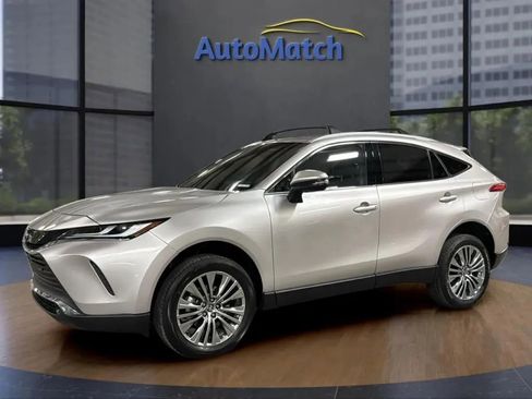 Used 2024 Toyota Venza XLE image 5