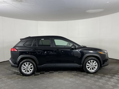 Used 2025 Toyota Corolla Cross LE image 5