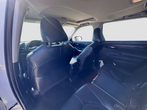 Used 2022 Toyota Highlander XLE image 24