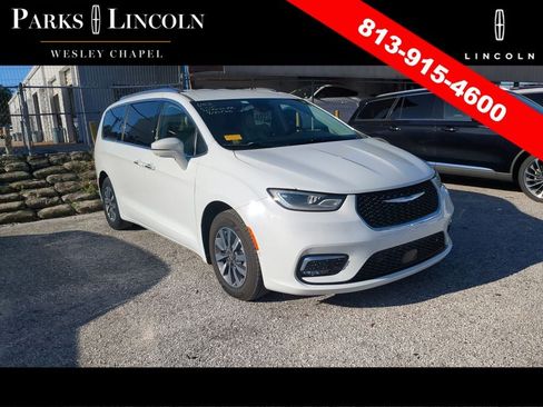 Used 2021 Chrysler Pacifica Touring-L w/ Uconnect Theater Family Group FWD image 2