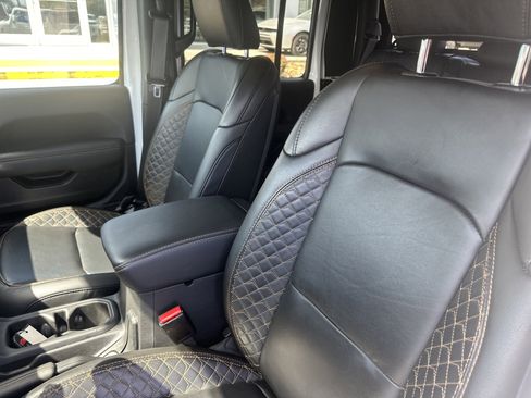 Used 2023 Jeep Gladiator Overland AWD/4WD image 18