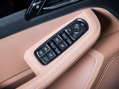 Certified 2025 Porsche Macan image 26