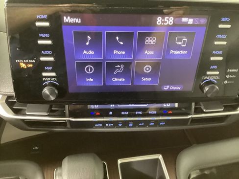 Used 2024 Toyota Sienna LE FWD image 24