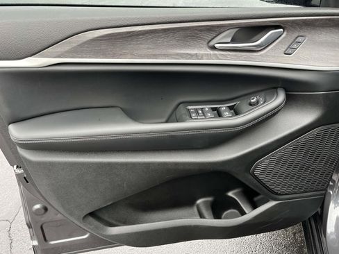 Used 2025 Jeep Grand Cherokee L Limited w/ Luxury Tech Group II image 25