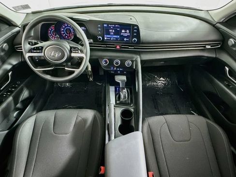 Used 2022 Hyundai Elantra SE FWD image 12