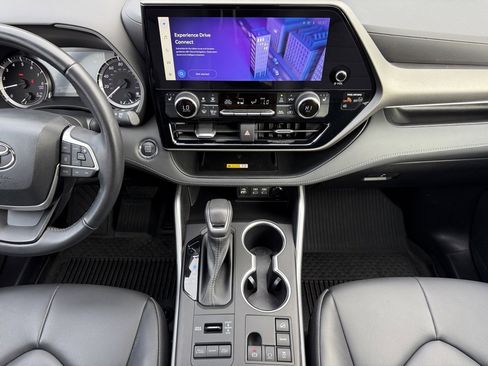 Used 2023 Toyota Highlander XLE image 22