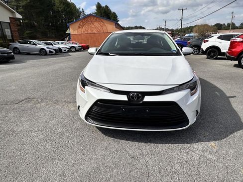 Used 2024 Toyota Corolla LE image 2