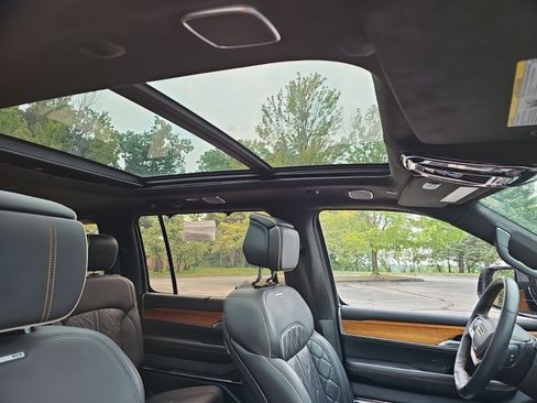 Used 2022 Jeep Grand Wagoneer Series III AWD/4WD image 12