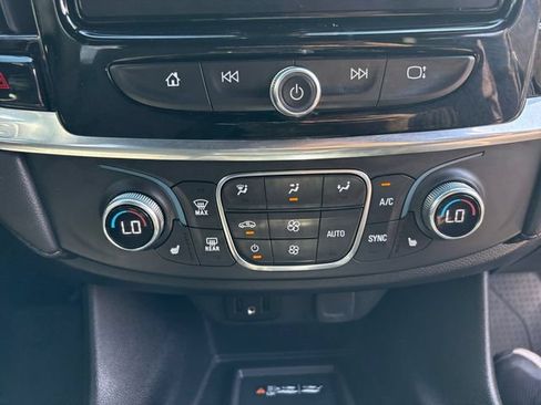 Used 2023 Chevrolet Traverse LT FWD image 4