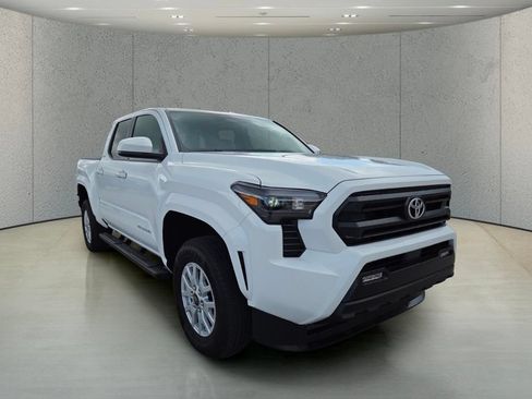 Used 2025 Toyota Tacoma SR5 RWD image 13
