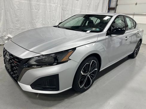 Used 2023 Nissan Altima 2.5 SR FWD image 3