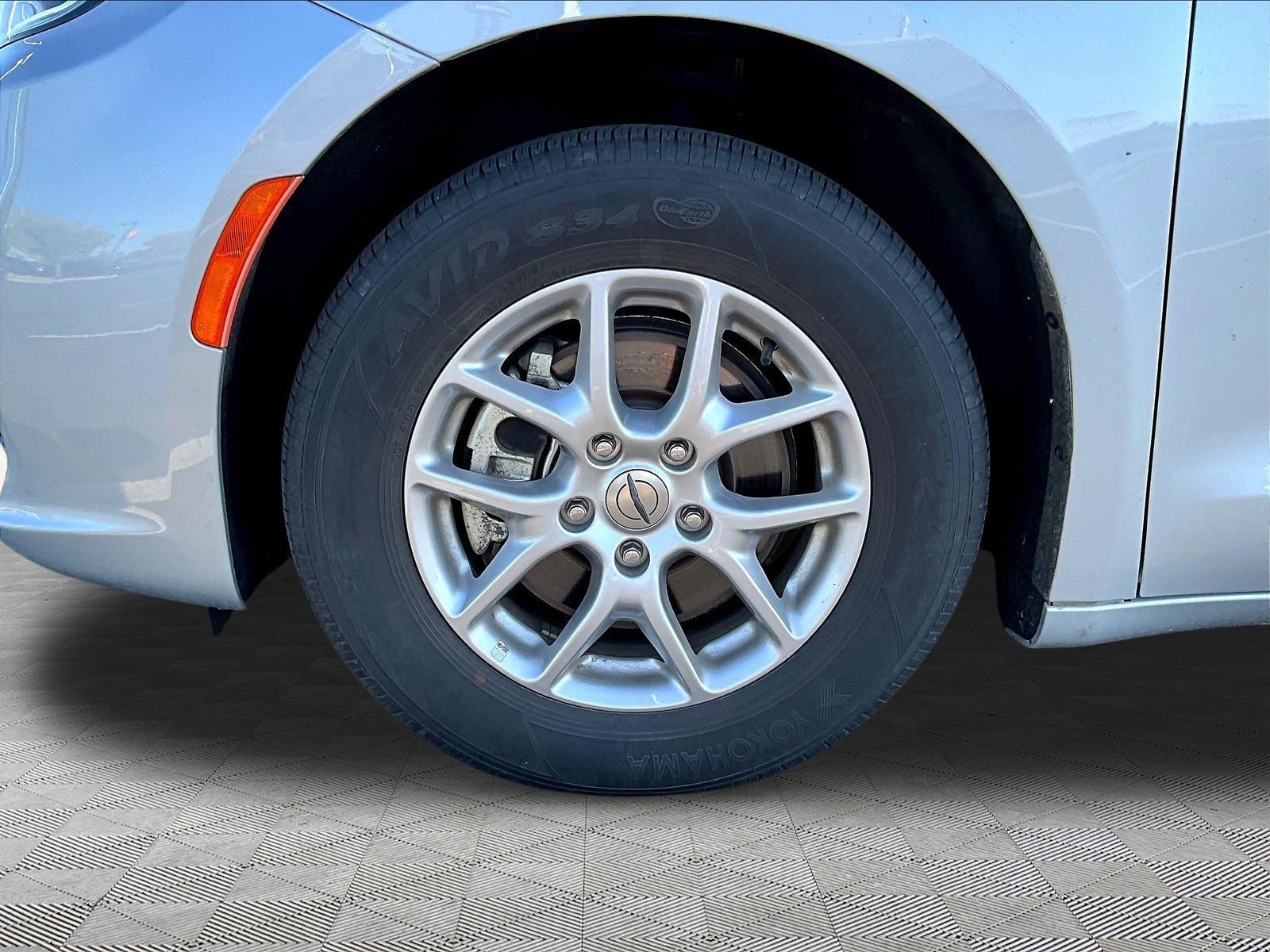 Used 2024 Chrysler Pacifica Touring-L FWD image 32