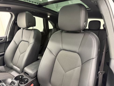 Certified 2022 Porsche Macan image 5