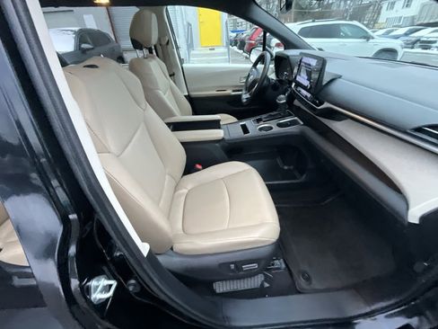 Used 2022 Toyota Sienna XLE image 34