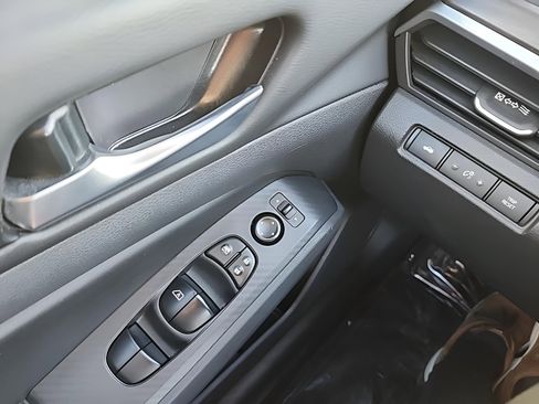 Used 2025 Nissan Altima 2.5 SV image 16