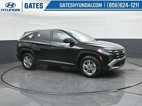Used 2025 Hyundai Tucson SE image 1