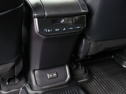 Used 2024 Toyota Highlander XLE AWD/4WD image 19