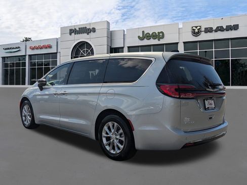 New 2026 Chrysler Pacifica Limited image 5