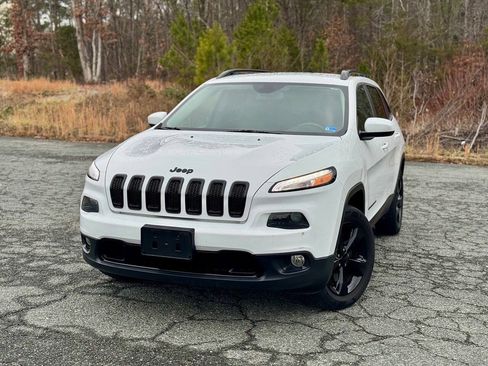 Used 2018 Jeep Cherokee Latitude w/ Altitude Package AWD/4WD image 3