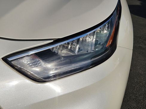 Used 2020 Toyota Highlander XLE AWD/4WD image 21