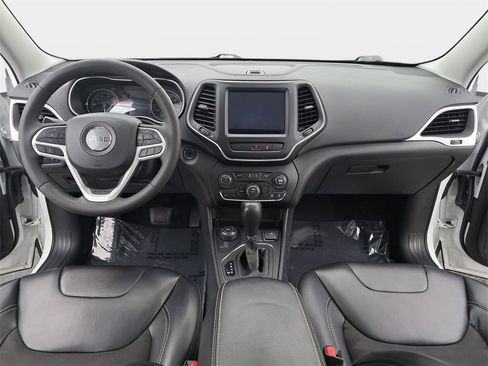 Certified 2022 Jeep Cherokee Latitude w/ Sun & Sound Group image 2