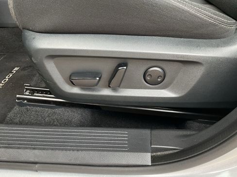 Used 2025 Nissan Rogue SV FWD image 9