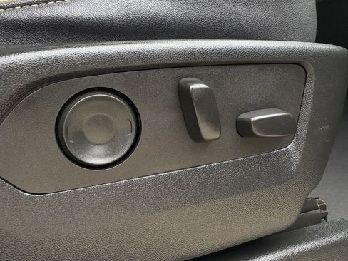 Used 2023 GMC Yukon SLT image 34