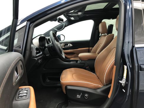 Certified 2024 Chrysler Pacifica Pinnacle image 16