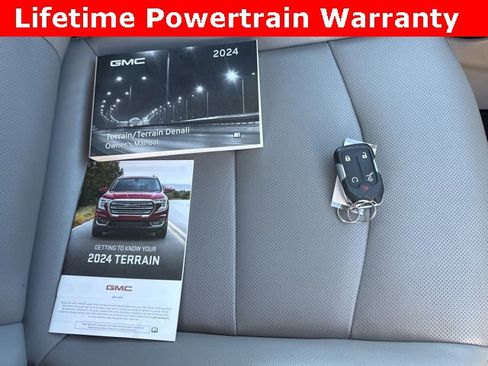 Used 2024 GMC Terrain SLT image 17