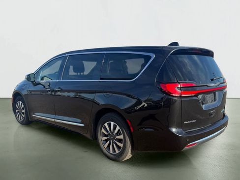 Used 2023 Chrysler Pacifica Limited image 4