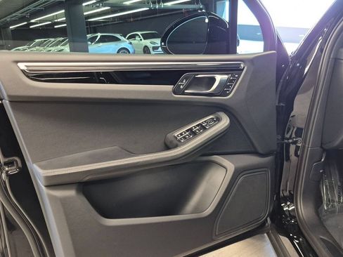 Certified 2023 Porsche Macan AWD/4WD image 10