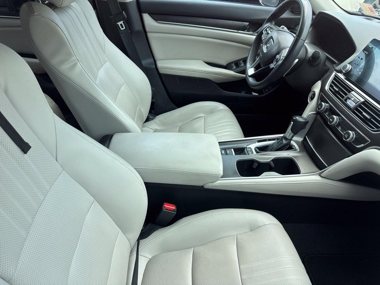 Used 2018 Honda Accord Touring image 6